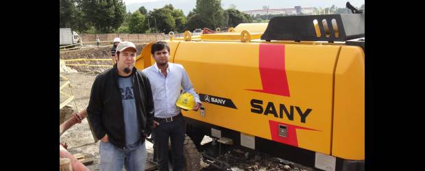 Tamaño, clave en el éxito de Ceicmo | Cortesía | Los ingenieros Daniel Castro, a la izquierda, y Augusto Moreno lograron adaptar una torre-grúa a las condiciones de la construcción colombiana.