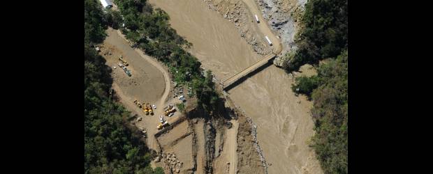 A buen ritmo, obras de Ituango | Gobernación De Antioquia | Este es el lugar exacto donde se levantará la presa de la hidroeléctrica Ituango. En la actualidad ya se trabaja en la construcción de los dos túneles por los que se desviarán las aguas del río Cauca, ubicados a la izquierda de la imagen. También se avanza en la intervención de las vías del proyecto.