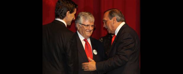 Conconcreto, cinco décadas llenas de retos | Robinson Sáenz | El gobernador de Antioquia, Luis Alfredo Ramos Botero, entregó el Escudo de Antioquia, categoría oro, a Juan Luis Aristizábal, presidente de Conconcreto, y a J. Mario Aristizábal, presidente de la Junta Directiva.