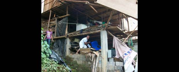 Desplome en La Sierra dejó seis heridos | Paola A. Cardona Tobón | Parte de la casa de José de Jesús Echeverry se desplomó y ocho personas cayeron a un solar. Ayer, en La Sierra, había conmoción.