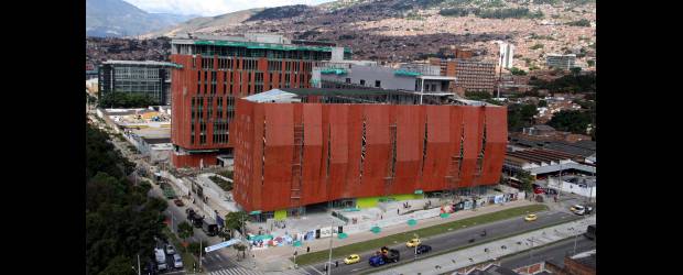 Innovación con forma de 'N' | Manuel Saldarriaga | Así avanzaron las obras del complejo de Ruta N que comenzó a construirse en junio de 2010 y hoy será inaugurado. Las placas de concreto, de seis toneladas cada una, son barrera acústica y sus ángulos facilitan la ventilación interna.