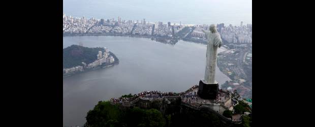 Brasil, en la cima con los grandes | Bruno Domingos, Reuters | El Gobierno de Brasil proyecta un crecimiento de entre el 4 y el 5 por ciento para el 2012, cifras que podrían ponerlo por encima de Francia, quinta economía del mundo, en un plazo de dos años. Sin embargo, la distribución de renta en ese país podría tardar veinte años en igualar el nivel de vida de los países europeos.