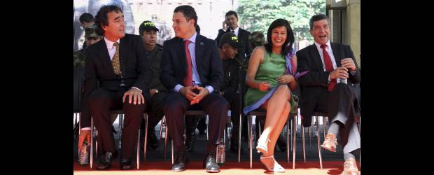 Vida y equidad serán los retos de Aníbal Gaviria | Fotos Manuel Saldarriaga | La complicidad entre el alcalde de Medellín, Aníbal Gaviria, y el gobernador, Sergio Fajardo, se hizo evidente. El ministro de Trabajo, Rafael Pardo, acompañó a quien fuera su fórmula a la Presidencia. A su lado, Claudia Márquez, esposa de Gaviria.