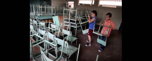 El cambio de colegio implica comprar nuevos uniformes más el pasaje por dos. | Archivo | De los 118 municipios certificados aproximadamente en 90 se debe recurrir a la modalidad de cobertura contratada. En otros como Sabaneta, la capacidad oficial basta para atender la poblacion estudiantil. Para este año habrá una cobertura de 80 mil estudiantes, 70 por ciento en lo rural y 30 en lo urbano.