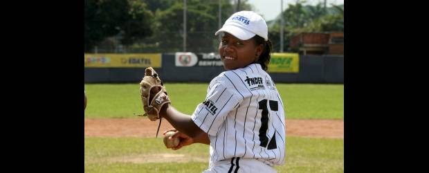 Dayana, bendita entre los hombres | Juan Antonio Sánchez | Dayana Hernández se ha convertido en toda una figura del equipo San Juan de Urabá y del Babybéisbol que se dirime en el diamante Luis Alberto Villegas. Su sueño es el título y jugar con Antioquia.
