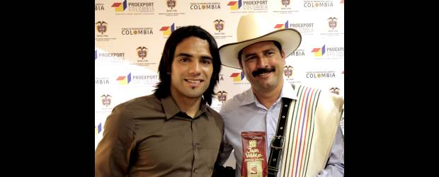 Falcao vendió a Colombia en Fitur | Cortesía | El futbolista colombiano Radamel Falcao García y Juan Valdez estuvieron en la feria Fitur 2012, promoviendo a Colombia como destino turístico.