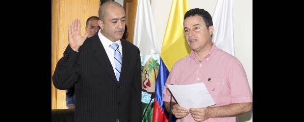 Montoya tomó las riendas del Área | Manuel Saldarriaga | En ceremonia que se cumplió en la mañana de ayer, Carlos Mario Montoya (izq.) juró como director del Área, ante el alcalde Aníbal Gaviria.