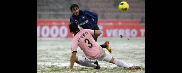 Lesión de Guarín lo aleja un mes | Stefano Rellandini, Reuters, Milan, Italia | Diego Milito fue la figura del partido entre Inter y Palermo, pero pese a sus cuatro goles, el duelo no salió del empate. Fredy Guarín estuvo en la tribuna.