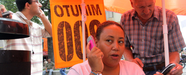 Los minutos apenas calman el hambre Solo pueden controlar que no estorben | Julio César Herrera | Sandra Gaviria Berrío vende llamadas por celular desde hace siete años. Es una de las actividades que más se acomodan a su situación de discapacidad. Con su trabajo sostiene sola a sus tres hijas.
