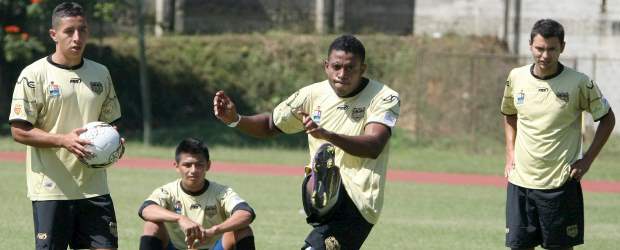 Y le salieron con un cuento chino | Juan Antonio Sánchez | Las águilas doradas realizaron ayer trabajos con pelota quieta, orientados por el técnico Álvaro de Jesús Gómez. En la acción aparece Lionard Pajoy ante la mirada de Cléider Alzate, Johny Vásquez y Mauricio Restrepo. "Este semestre es más complicado para nosotros que estamos en la zona de promoción", dijo Pajoy.