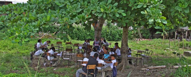 Una clase bajo el frondoso árbol | Henry Agudelo | Las deficiencias en la estructura escolar hace que algunas clases se dicten a campo abierto. Uno de los deseos de los estudiantes es que les pongan atención y se construya una casa de la cultura a la que no entren las malas costumbres ni los vicios. Sería la manera de expresarse en una vereda de unas 250 casas dispersas a la que la fortuna se ha retardado para llegar.