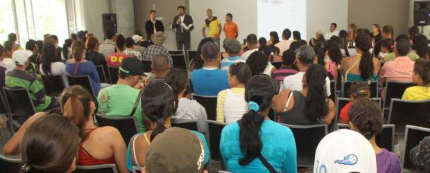 Desmovilizados se educan y recrean | Hernan Vanegas | En el Cepar los desmovilizados comparten las aulas de clase con víctimas del conflicto y demás población vulnerable. Así logran tejer lazos sociales.