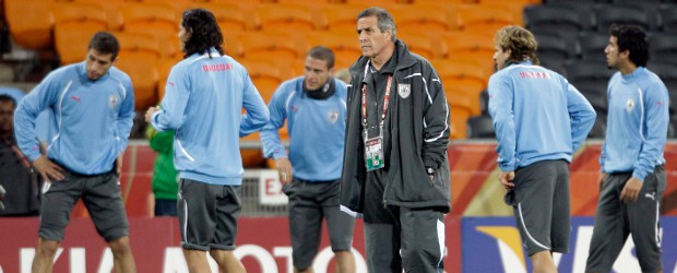 Uruguay busca un puesto en la semifinal ante Ghana | AP | Uruguay reconoció el terreno de juego del estadio Soccer City de Johannesburgo, con una ligera sesión preparatoria a la que acudieron algunos de los seguidores llegados en las últimas horas a Sudáfrica para apoyar al equipo.