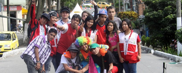 El parche de ayer fue en la "vía recreativa" | Hernán Vanegas | En esta imagen se observan algunos integrantes del Club Juvenil La Comuna, organizadores, con los funcionarios de Metrojuventud y de la Alcaldía de Medellín, de la Toma recreativa y cultural que se realizó ayer en Manrique, en un espacio que ellos denominan "la vía recreativa".