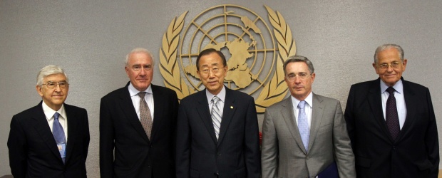 Uribe inició investigación del asalto israelí | AP | De izquierda a derecha. Delegado turco, Ozden Sanberk; ex primer ministro de Nueva Zelanda, Geoffrey Palmer; secretario general de la ONU, Ban Ki-moon; ex presidente colombiano, Álvaro Uribe; Delegado israelí, Yosef Ciejanover