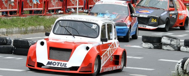 El olor a gasolina volvió con el amigo fiel | Juan Antonio Sánchez | El Circuito Ciudad de Rionegro fue un espectáculo. Este certamen deportivo es el primero en el país que reúne en un solo escenario de calle competencias de autos superturismo, tractomulas, cuatrimotos, karts, autos antiguos y motos. En imagen el Renault 4 de John Jairo Sarria, totalmente reformado.