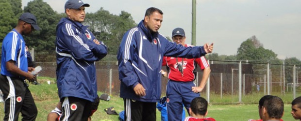 Quinceañeros dan alegría en Bolivia | Cortesía Colfútbol | Carlos Paniagua (asistente) y Hárold Rivera (técnico) dirigen la Sub15.