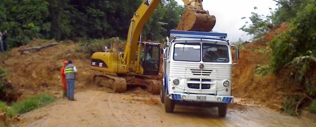 Derrumbe dejó sin paso la Autopista Medellín - Bogotá | Archivo | Los operarios del consorcio Devimed ya avanzan en la remoción del lodo con el fin de habilitar el paso, bien sea por un carril.