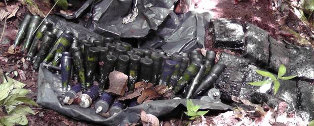 Policía Antioquia halló caleta con más de cien minas y equipos médicos de las Farc | Cortesía | Las minas estaban escondidas en una caleta en una zona boscosa.