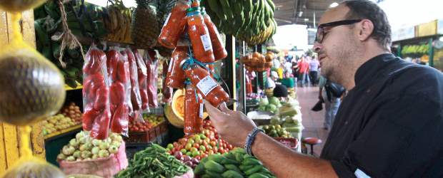 Minorista Un chef en el arcoiris de la Plaza | Róbinson Sáenz | El cocinero no podía creer que "tremendos almuerzos" fueran vendidos en la Plaza Minorista. "Yo no me imaginé que esto pasara aquí. Es maravilloso".
