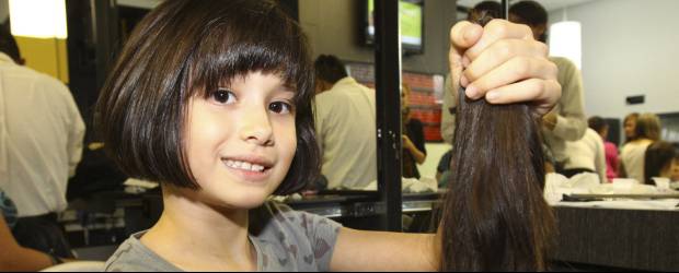 Estas chicas cambiaron pelo por sonrisas | Edwin Bustamante | Sofía Calle Henao donó su pelo. Con él se fabricarán pelucas para las mujeres que perdieron su pelo por el cáncer. Las jornadas de donación se llevarán a cabo todos los martes en los centros de belleza Alqvimia.