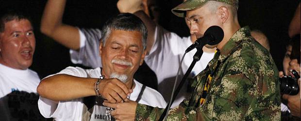 Pablo Emilio Moncayo quita las cadenas a su padre | Mario Franco, enviado especial Colprensa | La quitada de las cadenas de Pablo Emilio a su padre fue uno de los momentos más emocionantes de la jornada.