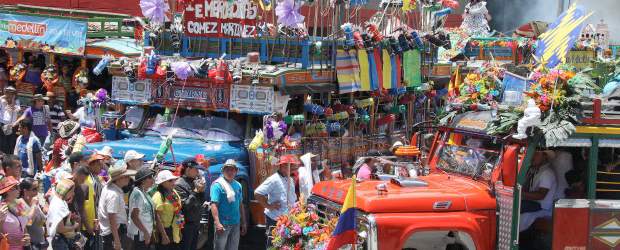 ¡Flores para estas escaleras! | Donaldo Zuluaga | Los camiones de escaleras concursaron por ser el mejor, el más tradicional. Iban decorados y con buena música: el Joe Arroyo sonó varias veces.