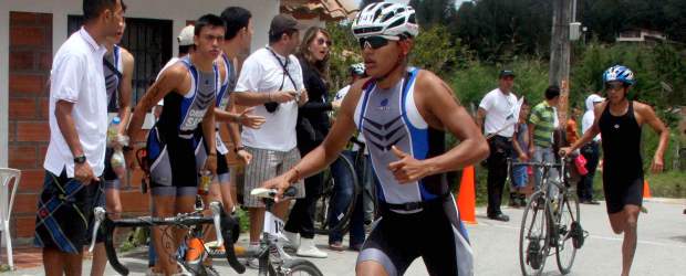 El triatlón se goza su Copa | Julio César Herrera, Guatapé | Fiesta deportiva se vivió en la Copa Panamericana de triatlón. El triunfo en la categoría, 20-24 años, fue para el santandereano José Antonio Vargas, derecha, seguido de Diego Vallejo. En damas, 25-29, se impuso Catalina Carrizosa (izq).
