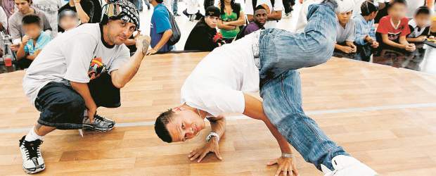 Hip hop: sentimiento urbano | Manuel Saldarriaga | El miércoles en la tarde hubo batalla de break dance en la Biblioteca Pública Piloto. Ayer realizaron un graffiti colectivo y analizaron los principios filosóficos del hip hop. Hoy desde las 10:00 a.m. estarán en Moravia donde habrá bazar, lanzamientos musicales, foro y performance.