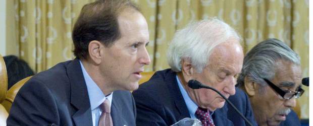 El TLC superó el primero de cinco escalones | AP - Washington | El jefe del Comité de Medios y Arbitrios de la Cámara de Representantes de Estados Unidos, David Camp, junto con otros dos miembros del Comité, Sander Levin y Charles Rangel durante la audiencia sobre los tres TLC pendientes.