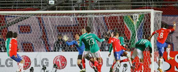 Un buen Chile derrotó a un joven México 2-1 | Reuters | El gol de Arturo Vidal le dio el triunfo a los australes sobre México. Los Chilenos pasaron a comandar el grupo C.