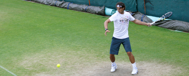 Nadal entrenó una hora y jugará los cuartos de final | AP | Nadal, que llegó y salió de las pistas sonriente, espera poder jugar este miércoles sin ningún problema los cuartos de final de Wimbledon ante el estadounidense Mardy Fish.