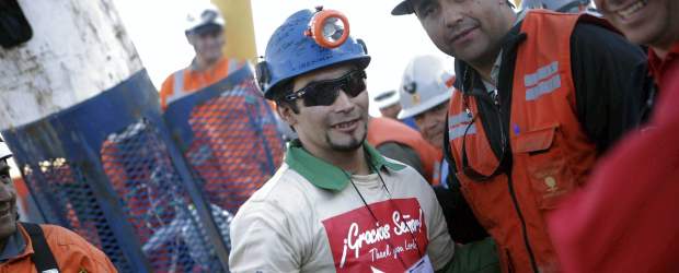 Renán Ávalos salió a la superficie 19 horas después que su hermano | Reuters | Renán salió 19 horas después del rescate de su hermano Florencio, el primero en salir del yacimiento.