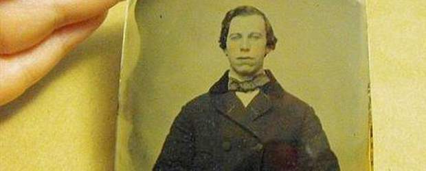 Subastan foto de un supuesto John Travolta del siglo XIX | La fotografía, tomada hace 151 años, corresponde a la de un joven de no más de 20 años.