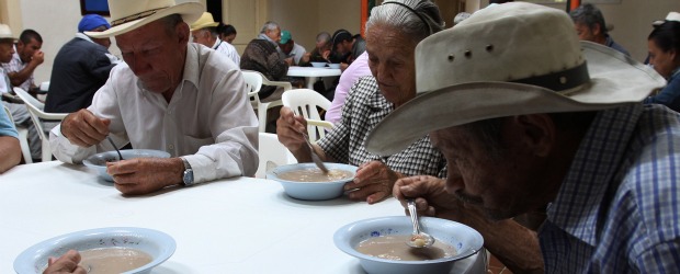 En La Ceja, el amor alimenta el espíritu | Robínson Sáenz | El amor y la vocación de servicio de las voluntarias de la Casa del Pan son las cualidades que más valoran quienes todos los días acuden al lugar. Para estas personas de escasos recursos la comida que les ofrecen allí es más que un "banquete" , el cual disfrutan enormemente.