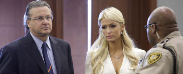 Reuters | Paris Hilton (C) se dirige a un asiento de la sala de audiencias, a la que llega con su abogado, David Chesnoff, en el Centro Regional de justicia en Las Vegas, Nevada.