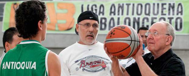 Hay biotipo, pero falta la base: Brown | Jaime Pérez | Herb Brown, en la práctica con el jugador Cristian Ocampo y el técnico Guillermo Moreno, reconoce que la NBA perdió con el paro, pero cree que mejorará.