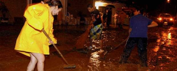 Temporal provocó inundaciones en varias zonas de La Estrella | Edwin Bustamante | Uno de los sectores más afectados fue el de la iglesia San Martín donde la colaboración de la comunidad en el momento en que se produjo la emergencia fue fundamental para evitar que el agua causara mayores daños.