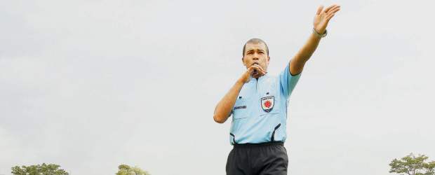 Pitazo Fifa de Adrián Vélez | Hernán Vanegas | Adrián Alexánder Vélez Londoño mide 1,83 metros y pesa 80 kilos. Tiene 34 años y un amplio camino para proyectarse en el exterior. Desde joven mostró su dedicación y ahora recoge los frutos, los que comparte con sus compañeros del Colegio de Antioquia, al que agradece el respaldo permanente. Desde enero próximo su pasaporte empezará a llenarse de sellos. Un logro merecido.