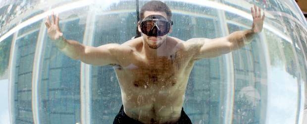 Que se apunte el que quiera ganarse un Guinness | Archivo | Brent Moffatt rompió el récord mundial de más piercings, al pasarse cientos de agujas quirúrgicas a través de sus piernas y torso en una hora y media.