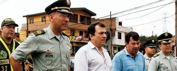 Cita con el amor se sacrificó en Miramar | Esteban Vanegas | En la mañana de ayer el alcalde de Medellín, Alonso Salazar, visitó el sitio donde se cometió el múltiple crimen, y se reunió con representantes de la comunidad y delegados de la Mesa de Derechos Humanos de la zona Noroccidental.