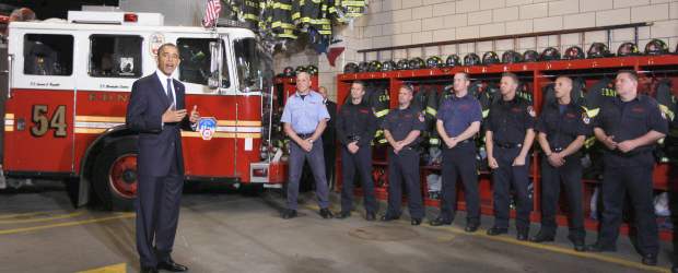 La nación no puede olvidar horrores del 11 de septiembre: Obama | AP | Barack Obama visitó este jueves un cuartel de bomberos en Nueva York.