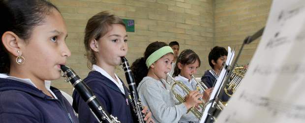 Música con magia en Santa Elena | Julio Cesar Herrera | Los pequeños como Isabel González (centro) acuden todos los días a la Escuela de Música de Santa Elena para practicar diferentes melodías con instrumentos como la trompeta, el corno y el saxofón. La renovación del espacio, de 1.971 metros cuadrados, favoreció las condiciones de aprendizaje de los menores.