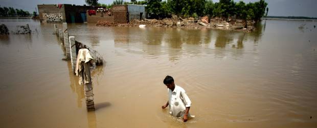 ONU pide más ayuda para atender emergencia por inundaciones en Pakistán | AP | La catástrofe fue calificada por la ONU como superior al tsunami que en 2004 sacudió el sureste asiático en cuanto a número de damnificados.