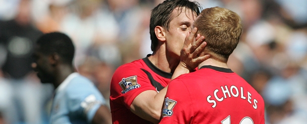 Lucha por el título se acentúa en varias ligas de Europa | AP | Imagen de la polémica celebración de los jugadores Gary Neville y Paul Scholes del Manchester United de Inglaterra, después del tanto de Scholes en el clásico contra el Manchester City.