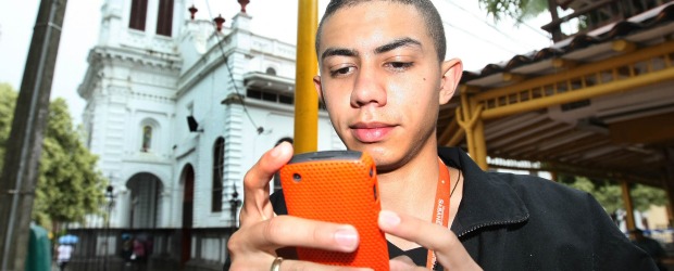 La más conectada, así es reconocida Sabaneta | Juan Antonio Sánchez | Alejandro García es uno de los beneficiados de la amplia conectividad wifi del municipio de Sabaneta, aunque también tiene un acceso a internet fijo en casa. Según el MInisterio TIC, las personas navegan 3 horas diarias, es decir 90 horas mensuales, frente a 30 horas al mes en el año 2000.
