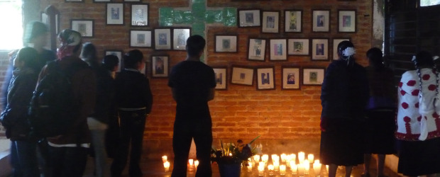 América Latina, de espaldas a la justicia | Cortesía Organización People Rigths | El año pasado la Organización People Rigths (PRO, por sus siglas en inglés) celebró en 2009 sus 20 años de existencia en el apoyo a los derechos de la gente en campos como la educación y la justicia. Es una organización sin ánimo de lucro. La foto muestra víctimas de la impunidad que oran porque la justicia llegue a cada uno de sus casos, en muchas ocasiones dejados en el olvido.