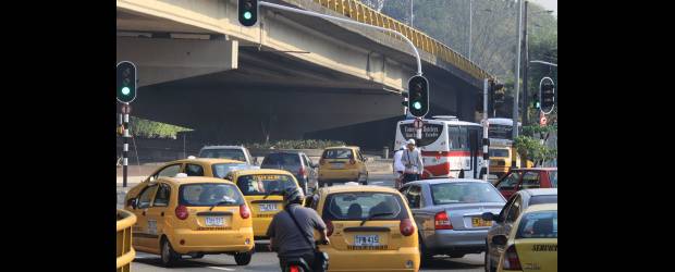 Semaforización peatonal en las glorietas | Donaldo Zuluaga | La Secretaría de Transportes y Tránsito de Medellín continúa con el proceso de semaforización peatonal de las glorietas que presentan alta accidentalidad. Ayer empezó a operar la intervención en la de Bulerías.
