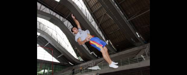 Gimnastas ya entrenan en el nuevo coliseo | Julio César Herrera | Jorge Hugo Giraldo es la principal carta colombiana en Juegos Suramericanos. Está satisfecho, porque ya pueden entrenar con nuevos aparatos.