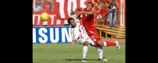 Envigado se dejó asustar de los diablos | Colprensa-Cali | Wbeimar Olivares tuvo problemas ayer para contener el ataque del América, que reaccionó en el segundo tiempo para poner en aprietos al Envigado.